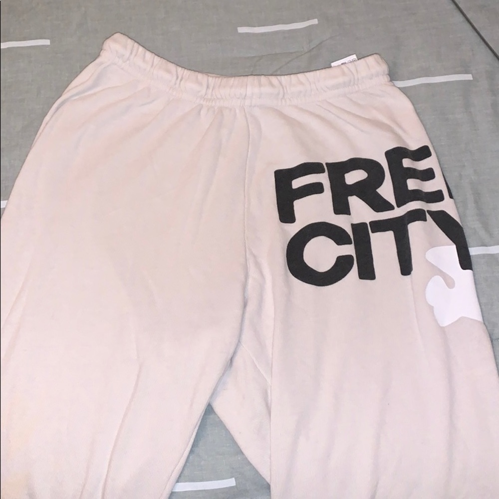 FREE CITY cream/white sweatpants